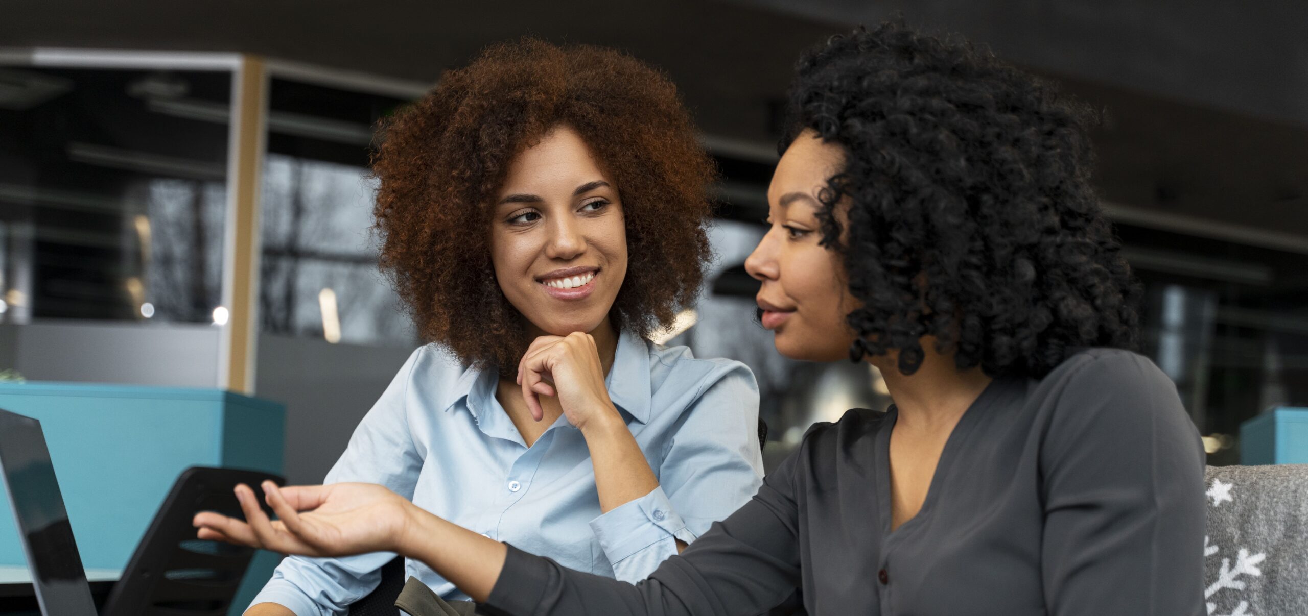 femmes dans un flex office
